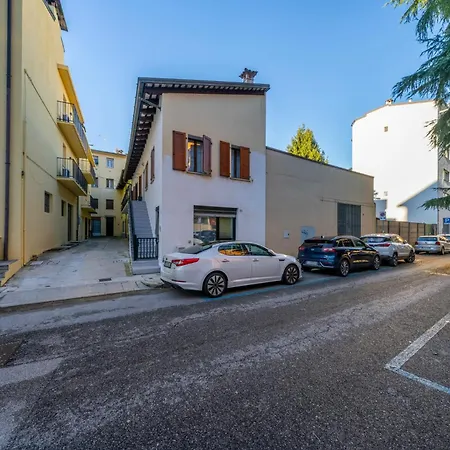 Guesthost - La Corte Del Pozzo * Udine
